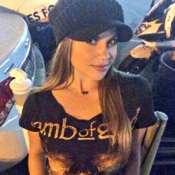 metalinjection:  Topenga from BOY MEETS WORLD Loves LAMB OF GOD &amp; SLIPKNOT Actress Danielle Fishel has metal running through her fans.  Click here for more  Fuck yes!