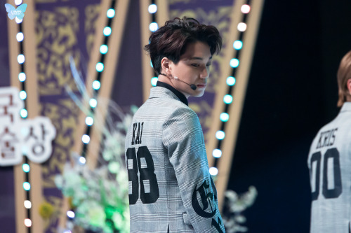 fyexo:  조그만날갯짓 | do not edit.  