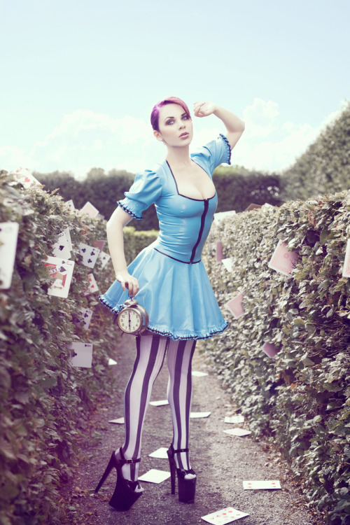 fleshandblonde:  A Starfucked Alice