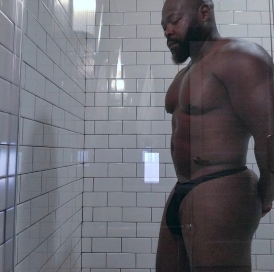 biglegsbigass:  hennessyn3ctar: I wanna fuck this man so bad  Damnnnnnnn