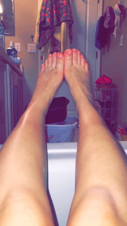 tiny-twinkle-toes:  Got a request for some naked toesies ☺️👣 PS- rubbing lemon on your feet makes them incredibly soft, and fresh 💕🍋👣