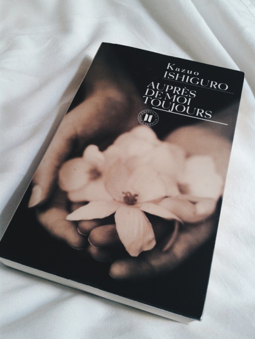 I am finally reading a book by kazuo ishiguro ^-^ this is the French translation of never let me go 