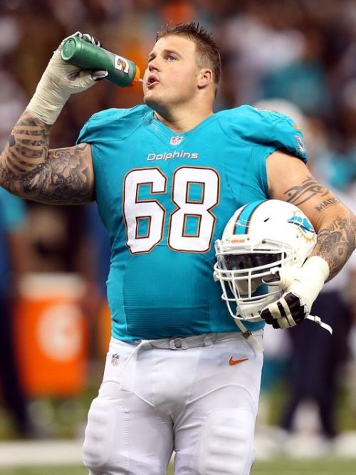 its a shame RICHIE INCOGNITO has turned out to be a bully… i mean look at the guy