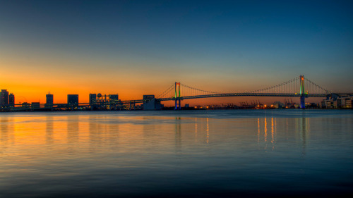 The Rainbow Bridge (レインボーブリッジ Reinbō burijji) is a suspension bridge crossing northern Tokyo Bay bet