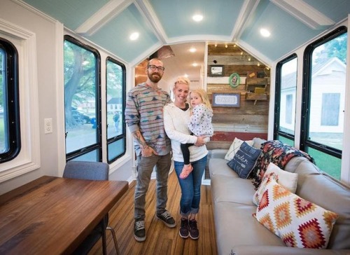 mymodernmet:People Are Masterfully Transforming School Buses into Mobile Tiny Homes