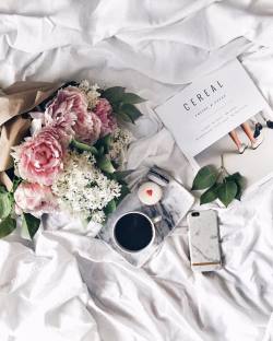 theiconcreative:  Спасибо большое ребятам из @1001rose за нежный весенний букет из пионов и белой сирени😍🌸🌿Я в восторге#lilac#peony#vsco#vscocam by nataly0689 http://ift.tt/20xEPCL