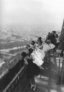 audreylovesparis:  Dancers on the Eiffel Tower (1929)