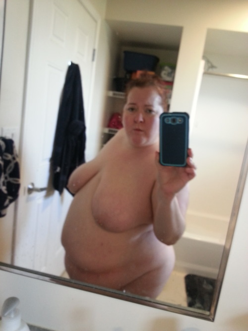 bbwmarywanna:  Dancing and singing before my bath! 😉