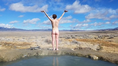 This #gorgeous picture of @saras_corner was taken at Spencer Hot Springs in Nevada, and what a great