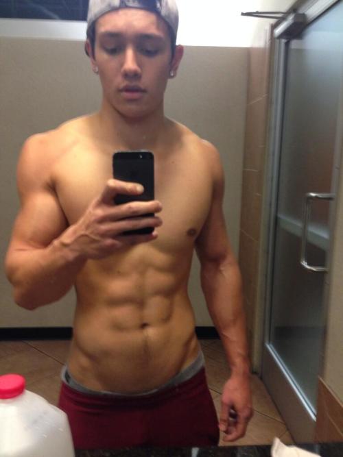 aplethoraofmen:  Milk instaguys:  Guys with iPhones Source: gwip.me   