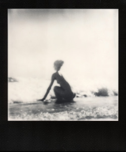 polakueche:  Alfonsina y el Mar  Soundtrack: http://www.youtube.com/watch?v=elFfCLa6wNM  Impossible PX600 Black Frame | Impossible Instant Lab 