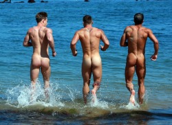 guygear:  Hot Beach Bums! 