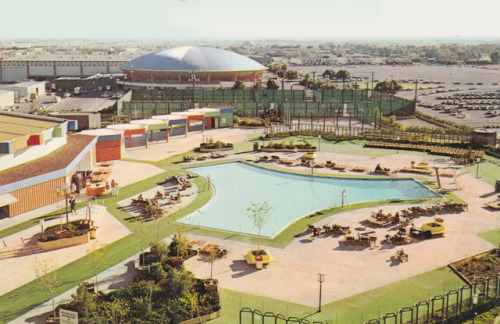 Vintage Las Vegas — 1970s view of the pool at Las Vegas Hilton