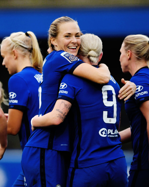 Bethany England of Chelsea celebrates with teammates after scoring during the Barclays FA Women&rsqu
