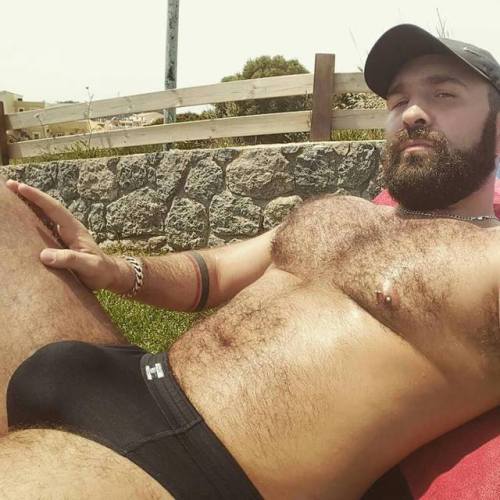 cowhandlvr: bigguythings: Just Big Guys: 8/10 His bulge looks perfect size, not so obsessive.