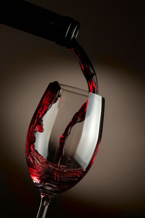 hanguonvzhubo:【微信添加：wine9190 】原瓶进口智利红酒/摩尔多瓦红酒，我们倡导理性明白消费，为您提供质优的好红酒！智利红酒：16世纪初，西班牙人把欧洲的VitisVinifera