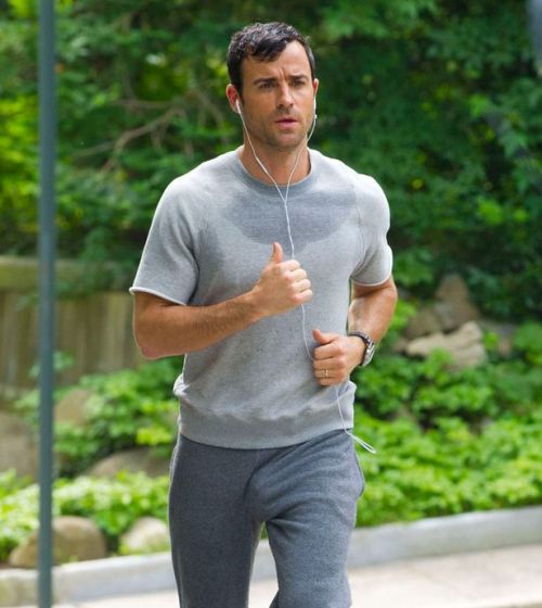 mancrushoftheday:  hombresdesnudo2:  Justin Theroux!!!   I notice dat so I text my friend.. that boy is packing….