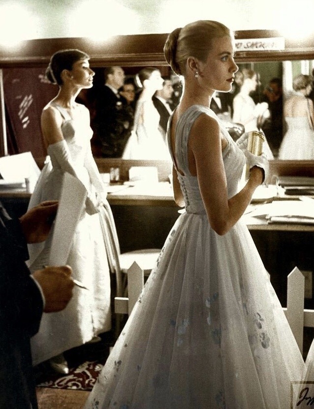 abighail:    audrey hepburn &amp; grace kelly backstage at the 1956 oscars 