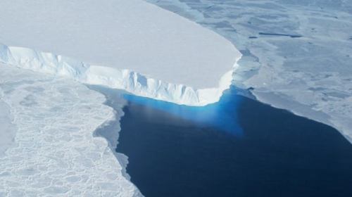 How does meltwater from an ice shelf reach ocean depths?The ice shelves of West Antarctica are losin