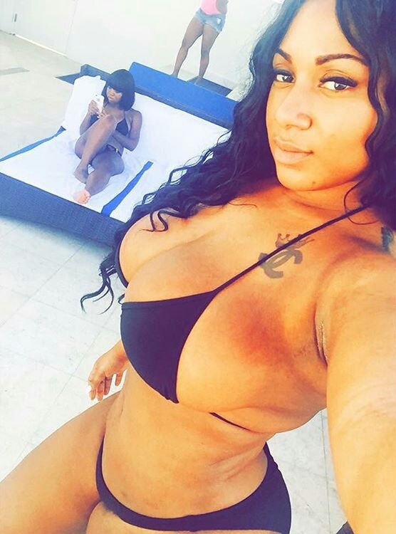 Model & Stripper Connussiuer
