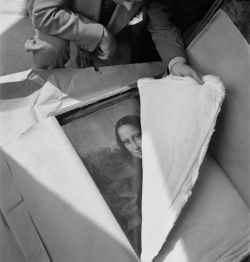 nel-tune:  jarrodis:  Unpacking Mona Lisa at the end of World War II (1945)  in love with this picture 