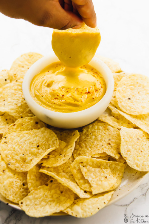 deliciousvegetarianfoods: (via Vegan Cheese Sauce (+ 5 Ways to Use It)) 