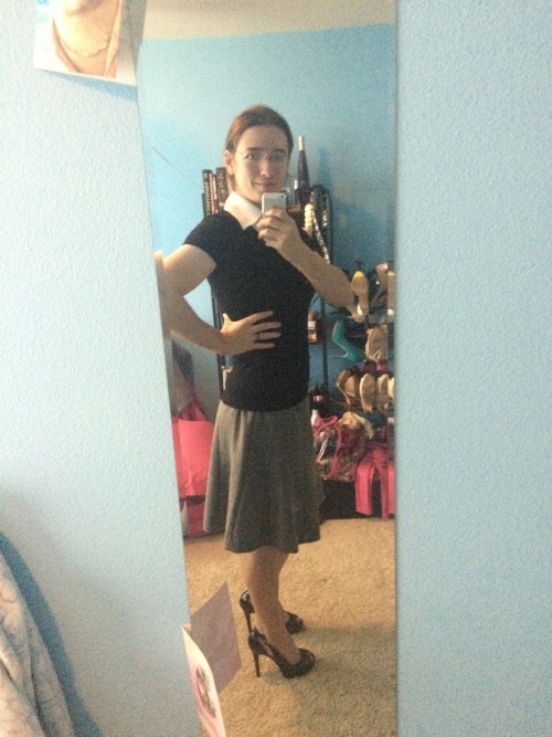 hgillmore: stiletto909:  Trying on my new grey skirt. I love it! It’s a Luke bit business, a little 