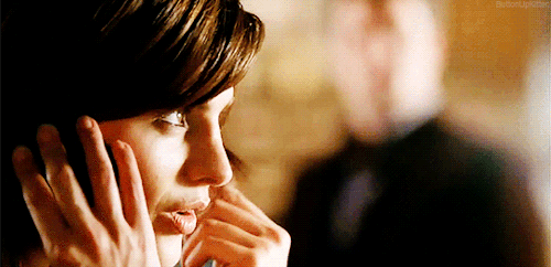 always-in-myveins:Castle’s reaction to Beckett flipping her hair (2x14/7x22)