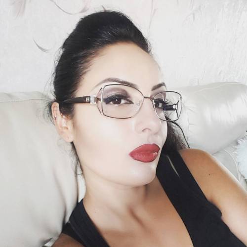 Selfie for My fan from Germany who just bought a bunch of My clips.Good boy!#selfie #redlips #glasse