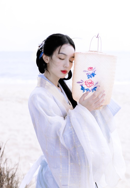 simply-zhouye:Gorgeous edits of Zhou Ye 周也 looking beautiful in her Hanfu ~ Happy Mid-Autumn Festiva