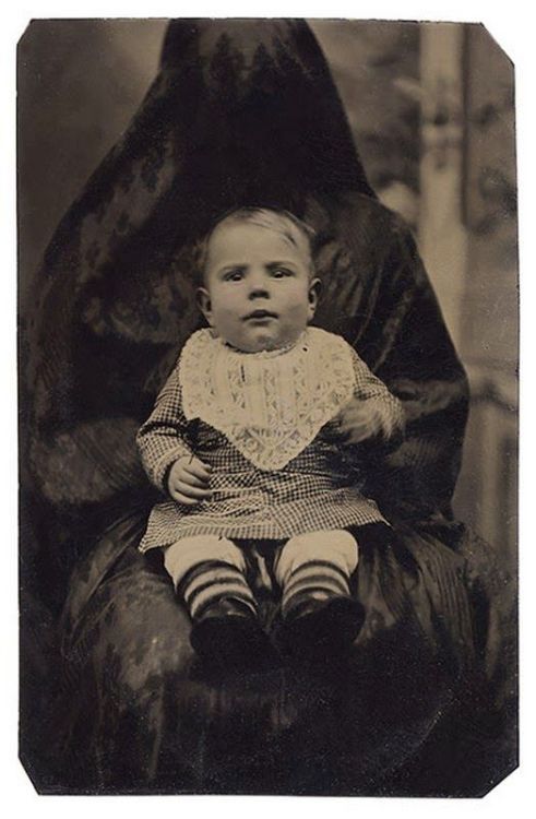 anxious-alarmist:  Hidden Mothers Victorian mothers would disguise themselves in order to keep their children still for a photograph, due to the minute and a half exposure times.