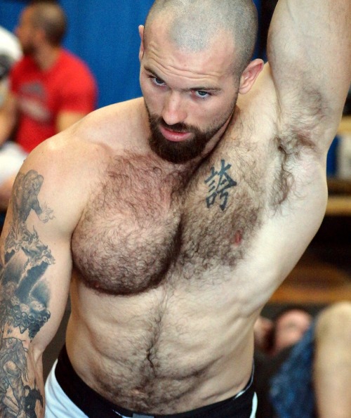 hairymacho:  http://hairymacho.tumblr.com/