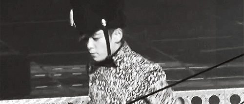 ttabis:  Tabi chewing gum while performing 