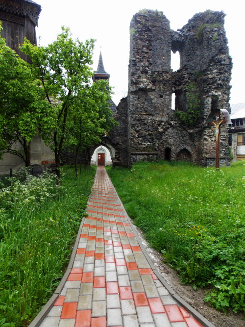 Been in a short road trip with some friends, here are the ruins of Rodna Fortress in Transylvania.