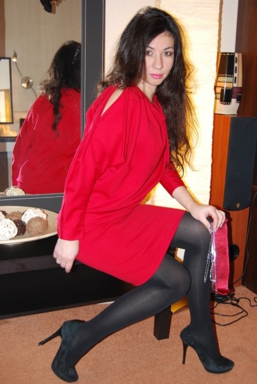 hotdressedwomen:  Found while surfing the net…