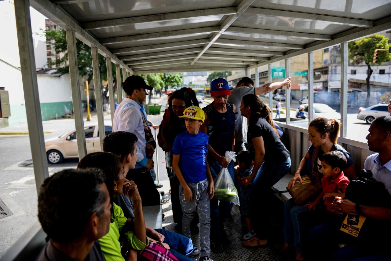 “PERRERAS” EL TRANSPORTE EN CARACAS. Ante la crisis del transporte, las autoridades venezolanas buscan paliar las dificultades y ofrecen camiones improvisados, peligrosos que son foco de accidentes. (AFP PHOTO)
MIRÁ TODA LA FOTOGALERÍA—>