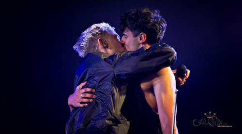 fuckyeahneilamin-smith: Neil and Olly kissing at Jersey Live (September 2015)