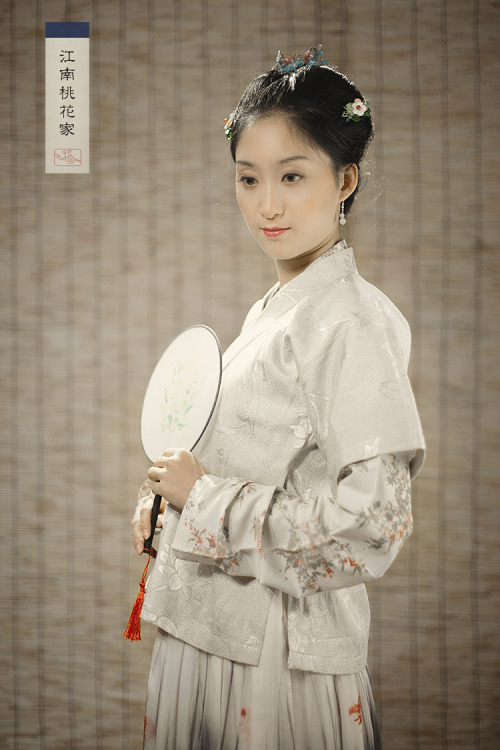 ziseviolet: fouryearsofshades: 江南桃花家 shop66624751.taobao.com/ Traditional Chinese Hanfu.