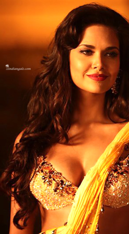 hotindianactress:Essa Gupta - perfect body in saree