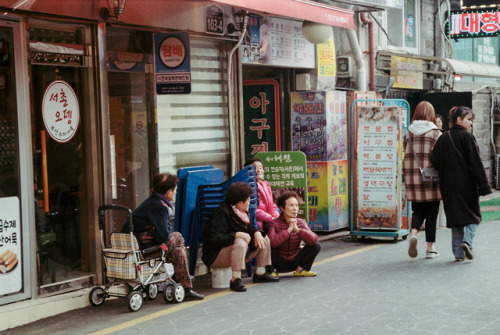 people | south korea, november 2018kodak color plus, kodak gold 200nikon f801nikkor 35mm f/2D