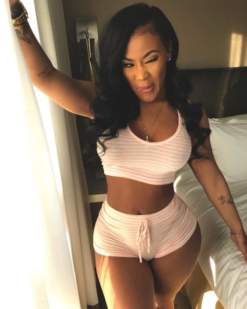 maceleven:  https://www.instagram.com/lira_galore