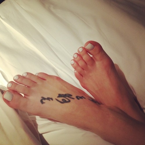 feet-paradise:Skylar Grey singer girl perfect toes and feet