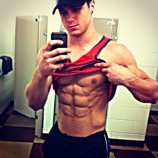 lumbrjax:  Instagram user @thevphysique http://ift.tt/1P2JScl