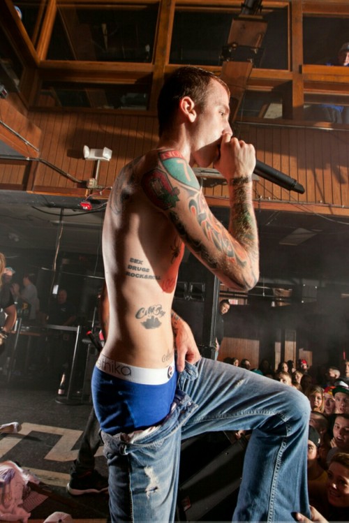 lamarworld: Machine Gun Kelly booty & bulge