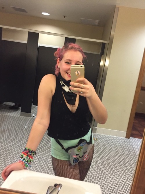 yourlilravebabe:your lil rave babe ft wobbleland bathroom and my pink hair