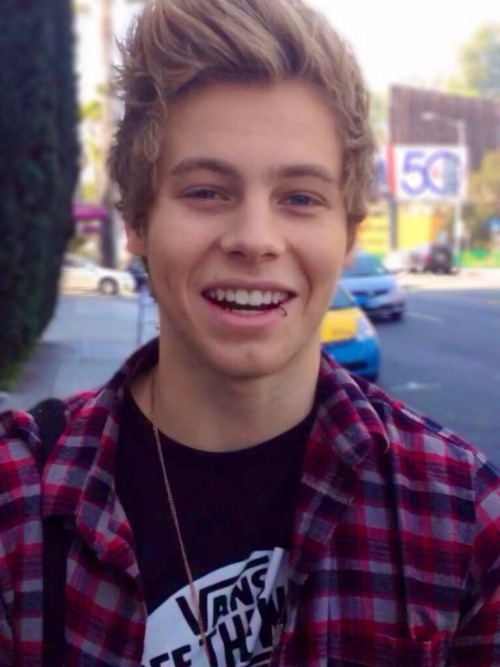 callmemeganjx:  i’m not sure what hurts more..his smile or the fact that I took this and was smiling like this at me 