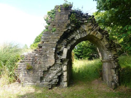 destroyed-and-abandoned:  The 12th century ruins of Château de Joyeuse Garde, associated with Arthurian legend and said to be the location of Sir Lancelot’s tomb. 