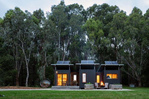 Amy Plank and Richard Vaughan‘s Home, Wattle Bank, Australia,Formed by three 20′ sh