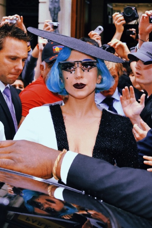 [PHOTO] — Lady Gaga leaves the Park Hyatt hotel in Paris, France | June 13, 2011,