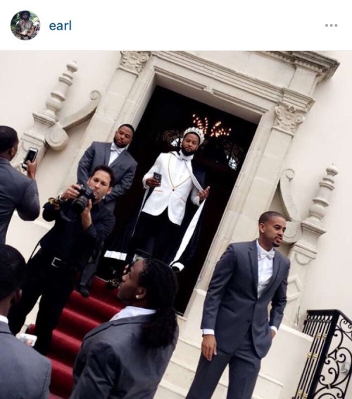 diekingdomcome: colorfulqueers:frontpagewoman:Seattle Seahawks safety, Earl Thomas got married weari